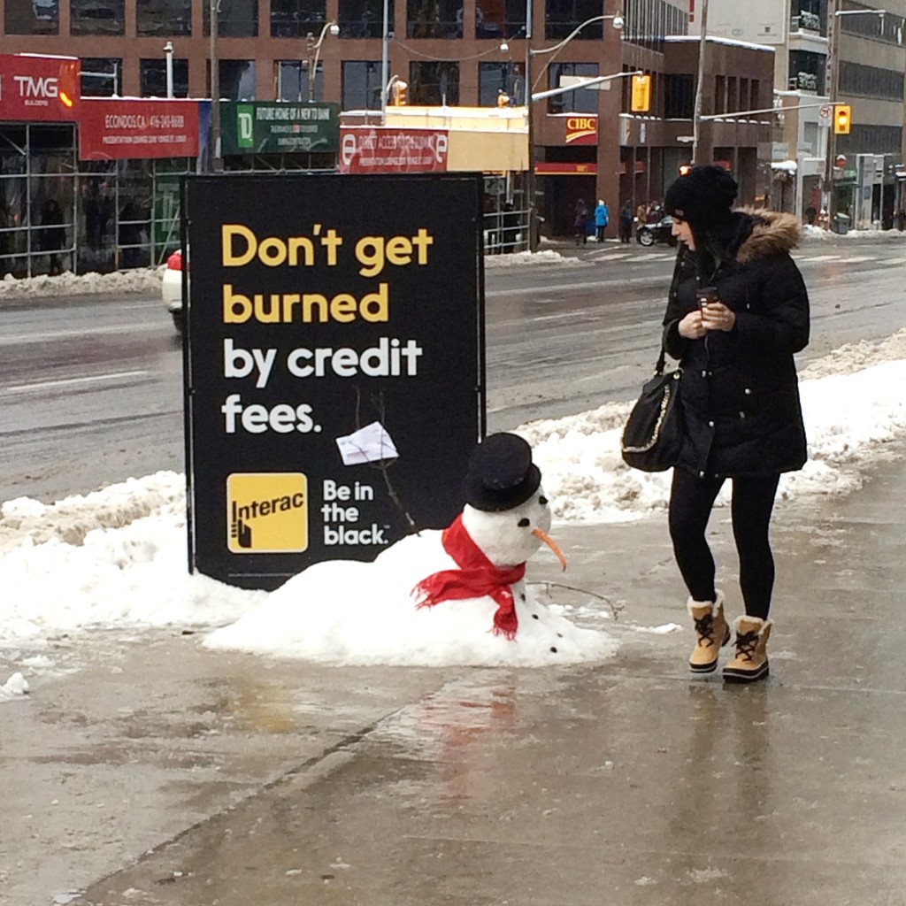 加拿大Interac銀行卡“債務(wù)雪球”街頭創(chuàng)意金融營銷案例-尚略上海營銷策劃公司22 加拿大Interac銀行卡“債務(wù)雪球”街頭創(chuàng)意金融營銷案例-尚略上海營銷策劃公司22
