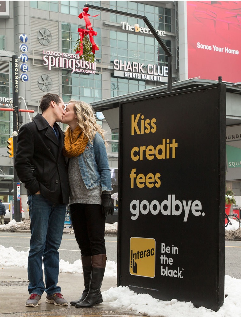 加拿大Interac銀行卡“債務(wù)雪球”街頭創(chuàng)意金融營銷案例-尚略上海營銷策劃公司33 加拿大Interac銀行卡“債務(wù)雪球”街頭創(chuàng)意金融營銷案例-尚略上海營銷策劃公司33