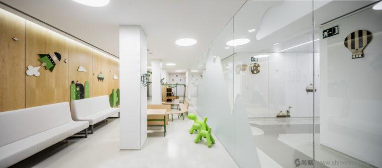 西班牙兒童腫瘤醫(yī)院Atencions內(nèi)部空間品牌形象設(shè)計(jì)-上海品牌形象設(shè)計(jì)公司5