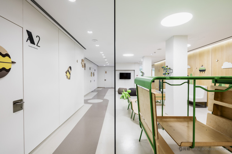 西班牙兒童腫瘤醫(yī)院Atencions內(nèi)部空間品牌形象設(shè)計(jì)與導(dǎo)視設(shè)計(jì)7