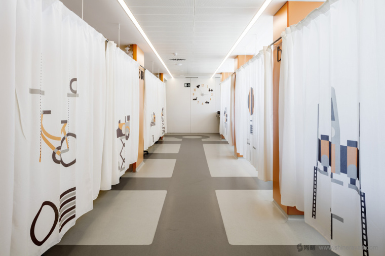 西班牙兒童腫瘤醫(yī)院Atencions內(nèi)部空間品牌形象設(shè)計(jì)與導(dǎo)視設(shè)計(jì)11