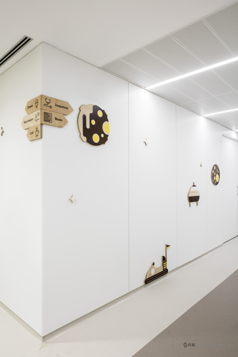 西班牙兒童腫瘤醫(yī)院Atencions內(nèi)部空間環(huán)境品牌形象設(shè)計(jì)與導(dǎo)視設(shè)計(jì)14