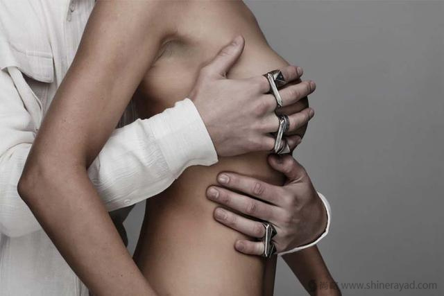 上海廣告設(shè)計(jì)公司欣賞那些性感曖昧有色情嫌疑的平面創(chuàng)意廣告-