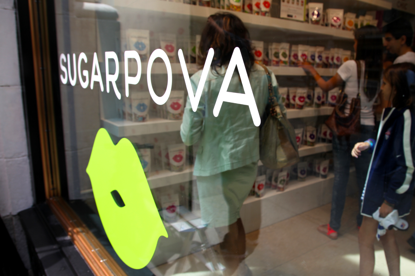 Sugarpova 薩拉波娃糖果店糖果品牌形象設(shè)計(jì)店面設(shè)計(jì)12-上海品牌策劃設(shè)計(jì)公司分享