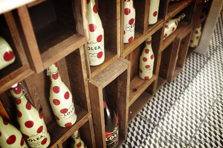 Lolea 氣泡酒品牌形象設(shè)計與包裝設(shè)計-餐廳展示效果1