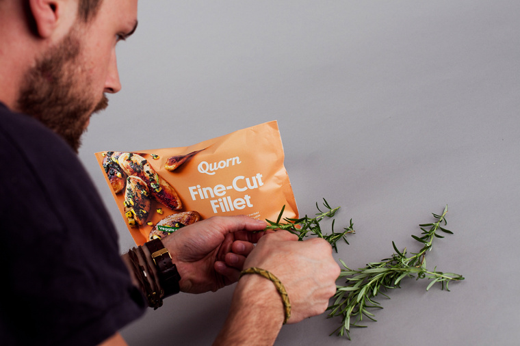 上海食品包裝設計公司設計欣賞：Quorn 素食火腿香腸肉類包裝設計2