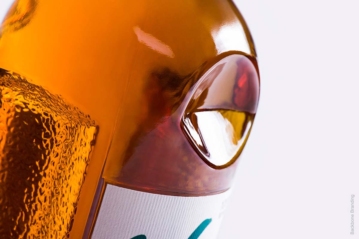 被咬了一口的Yan天然健康有機(jī)果汁飲料產(chǎn)品包裝設(shè)計瓶型設(shè)計