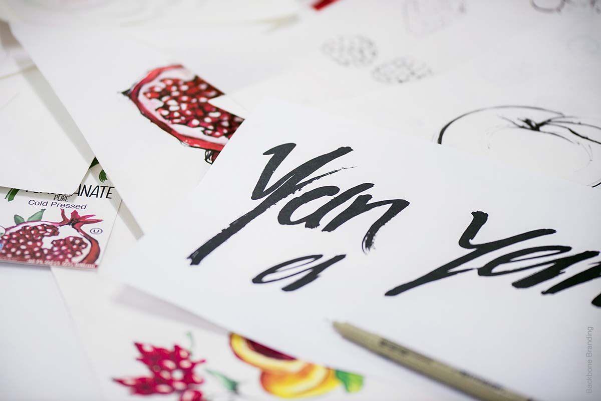 被咬了一口的Yan天然健康有機(jī)果汁飲料產(chǎn)品包裝設(shè)計瓶型設(shè)計