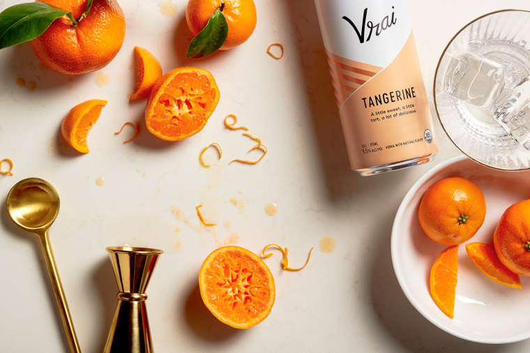 Vrai 品牌灌裝伏特加雞尾酒包裝設(shè)計(jì)清爽“V”字母版式