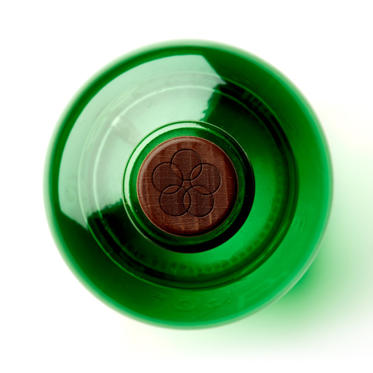 WIHAYO 杜松子酒新品牌梅花形logo設計與綠色瓶裝包裝設計 WIHAYO 杜松子酒新品牌梅花形logo設計與綠色瓶裝包裝設計