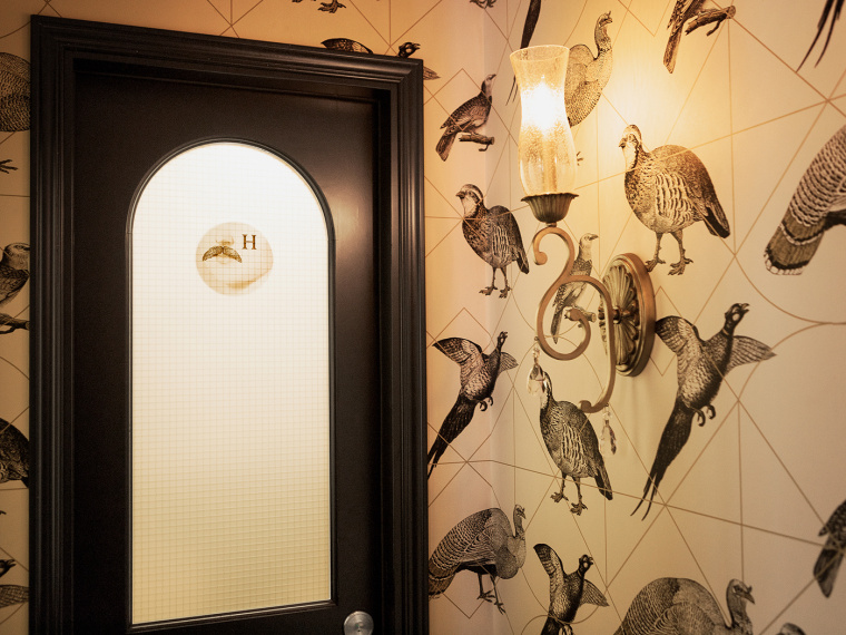 混合傳統(tǒng)與現(xiàn)代性的Louise酒館餐廳logo設(shè)計(jì)VI設(shè)計(jì)欣賞