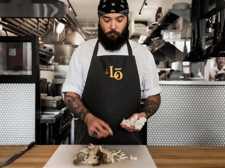 混合傳統(tǒng)與現(xiàn)代性的Louise酒館餐廳logo設(shè)計(jì)VI設(shè)計(jì)欣賞