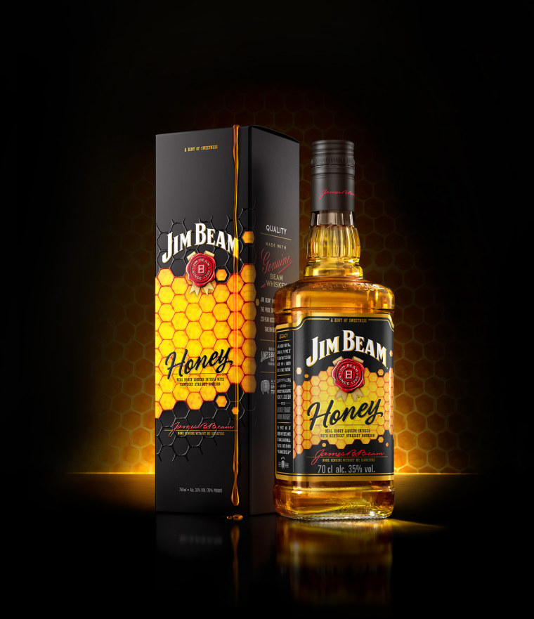 金黃色六邊形圖案 Jim Beam 蜂蜜包裝設計，極具食欲感