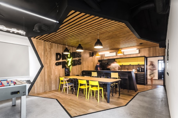 Droids On Roids 黃色閃電和曲折主題辦公室室內(nèi)空間設(shè)計(jì)項(xiàng)目 Droids On Roids 黃色閃電和曲折主題辦公室室內(nèi)空間設(shè)計(jì)項(xiàng)目