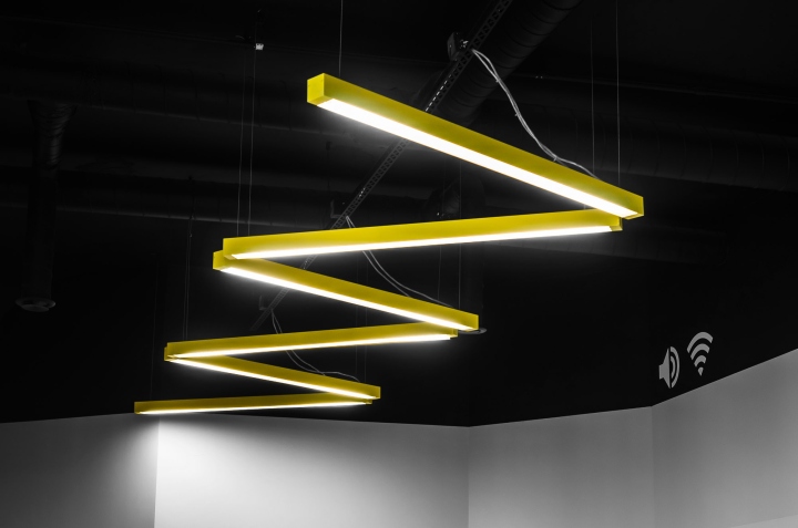 Droids On Roids 黃色閃電和曲折主題辦公室室內(nèi)空間設(shè)計(jì)項(xiàng)目 Droids On Roids 黃色閃電和曲折主題辦公室室內(nèi)空間設(shè)計(jì)項(xiàng)目