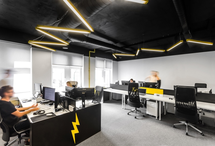 Droids On Roids 黃色閃電和曲折主題辦公室室內(nèi)空間設(shè)計(jì)項(xiàng)目 Droids On Roids 黃色閃電和曲折主題辦公室室內(nèi)空間設(shè)計(jì)項(xiàng)目