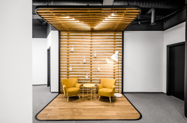 Droids On Roids 黃色閃電和曲折主題辦公室室內(nèi)空間設(shè)計(jì)項(xiàng)目-熱鬧的游戲室和廚房 Droids On Roids 黃色閃電和曲折主題辦公室室內(nèi)空間設(shè)計(jì)項(xiàng)目-熱鬧的游戲室和廚房