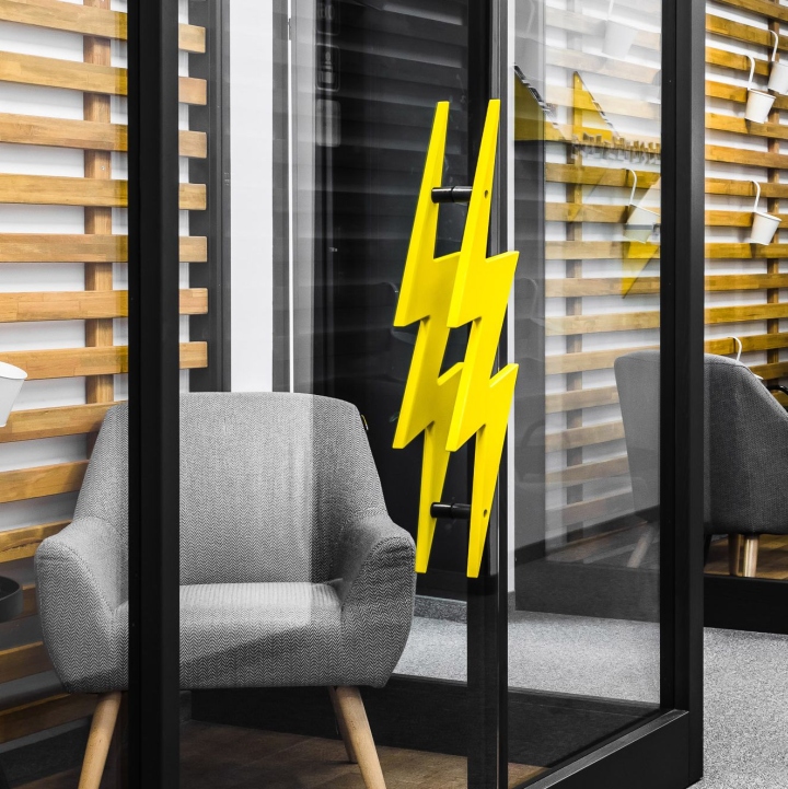 Droids On Roids 黃色閃電和曲折主題辦公室室內(nèi)空間設(shè)計(jì)項(xiàng)目 Droids On Roids 黃色閃電和曲折主題辦公室室內(nèi)空間設(shè)計(jì)項(xiàng)目