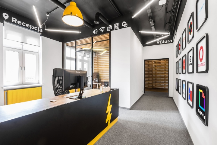 Droids On Roids 黃色閃電和曲折主題辦公室室內(nèi)空間設(shè)計(jì)項(xiàng)目 Droids On Roids 黃色閃電和曲折主題辦公室室內(nèi)空間設(shè)計(jì)項(xiàng)目