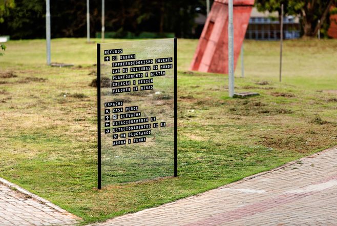 lugMinas導(dǎo)視系統(tǒng)設(shè)計-安裝在透明亞克力上，可隨意改動導(dǎo)視信息-上海導(dǎo)視設(shè)計公司