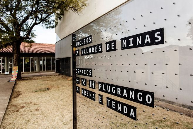 lugMinas導(dǎo)視系統(tǒng)設(shè)計-安裝在透明亞克力上，可隨意改動導(dǎo)視信息-上海導(dǎo)視設(shè)計公司