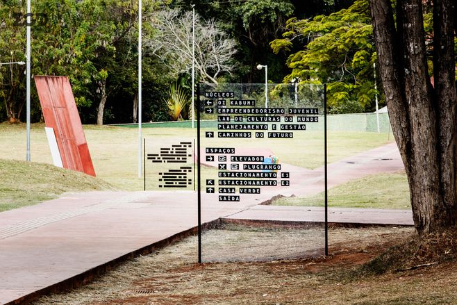 lugMinas導(dǎo)視系統(tǒng)設(shè)計-安裝在透明亞克力上，可隨意改動導(dǎo)視信息-上海導(dǎo)視設(shè)計公司