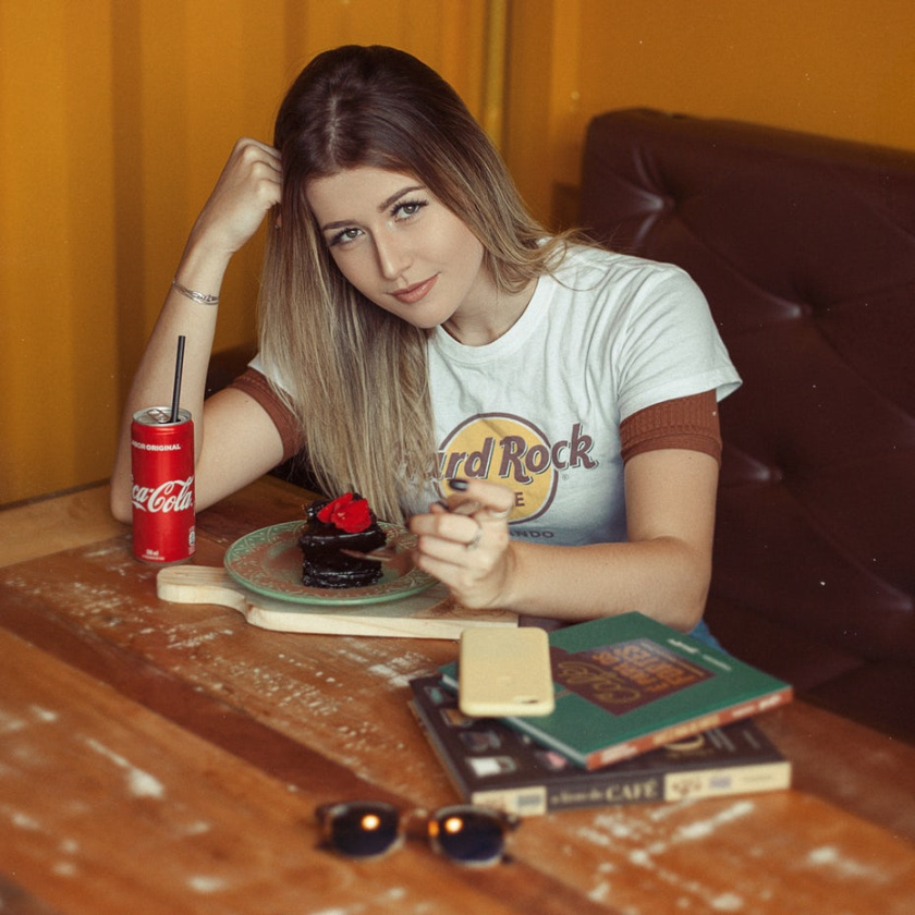 溫暖和不喜形于色的照片調(diào)色板-在餐廳吃飯的女人