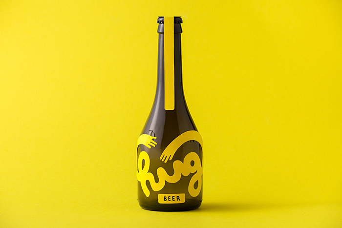 “快樂(lè)啤酒節(jié)”工作坊標(biāo)志包裝設(shè)計(jì)，英語(yǔ)詞匯hug擁抱的擬人化創(chuàng)意呈現(xiàn)