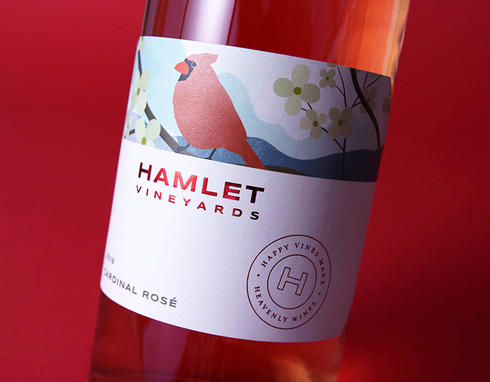 哈姆雷特葡萄酒品牌包裝設(shè)計,葡萄園自定義風(fēng)景插畫與手工刻字的結(jié)合 哈姆雷特葡萄酒品牌包裝設(shè)計,葡萄園自定義風(fēng)景插畫與手工刻字的結(jié)合