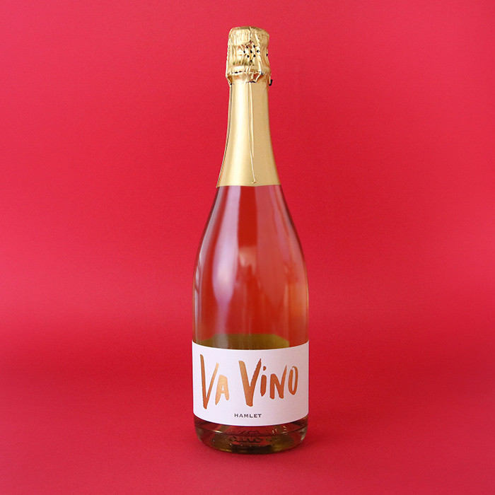 哈姆雷特葡萄酒品牌包裝設(shè)計,葡萄園自定義風(fēng)景插畫與手工刻字的結(jié)合 哈姆雷特葡萄酒品牌包裝設(shè)計,葡萄園自定義風(fēng)景插畫與手工刻字的結(jié)合