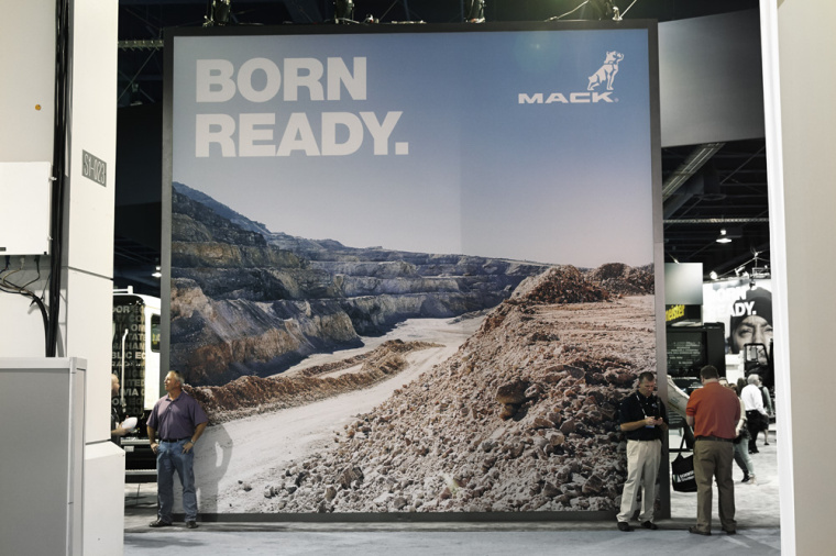 美國(guó)MACK重卡卡車品牌斗牛犬新標(biāo)志設(shè)計(jì)VI設(shè)計(jì)-海報(bào)設(shè)計(jì)-上海VI設(shè)計(jì)公司 美國(guó)MACK重卡卡車品牌斗牛犬新標(biāo)志設(shè)計(jì)VI設(shè)計(jì)-海報(bào)設(shè)計(jì)-上海VI設(shè)計(jì)公司