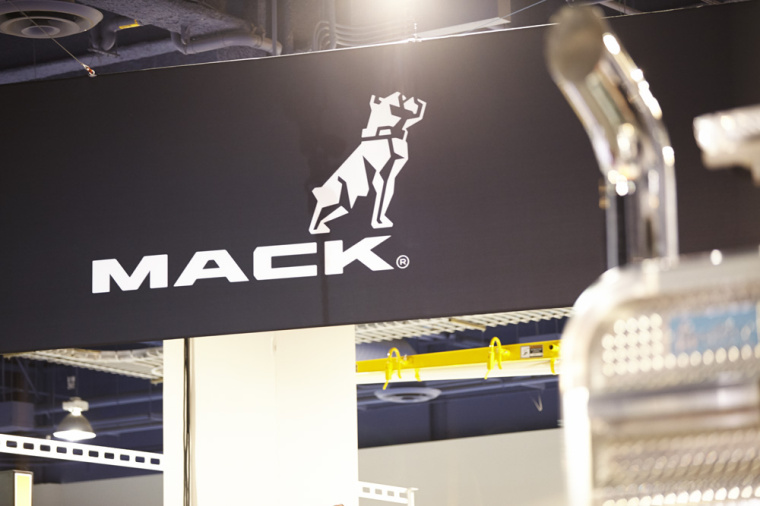 美國(guó)MACK重卡卡車品牌斗牛犬新標(biāo)志設(shè)計(jì)VI設(shè)計(jì)-上海VI設(shè)計(jì)公司 美國(guó)MACK重卡卡車品牌斗牛犬新標(biāo)志設(shè)計(jì)VI設(shè)計(jì)-上海VI設(shè)計(jì)公司