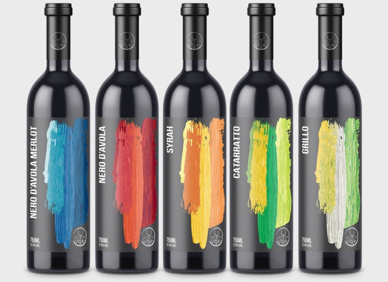 紅酒標簽有不同的顏色選項