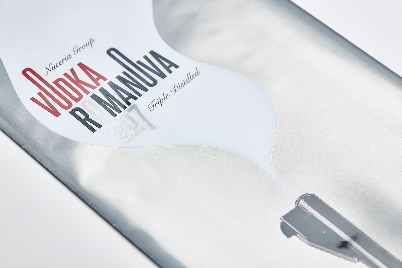 Nuceria Group國(guó)外酒文化宣傳畫(huà)冊(cè)設(shè)計(jì)“瓶子里的故事”--詹姆斯英國(guó)間諜與伏特加 Nuceria Group國(guó)外酒文化宣傳畫(huà)冊(cè)設(shè)計(jì)“瓶子里的故事”--詹姆斯英國(guó)間諜與伏特加