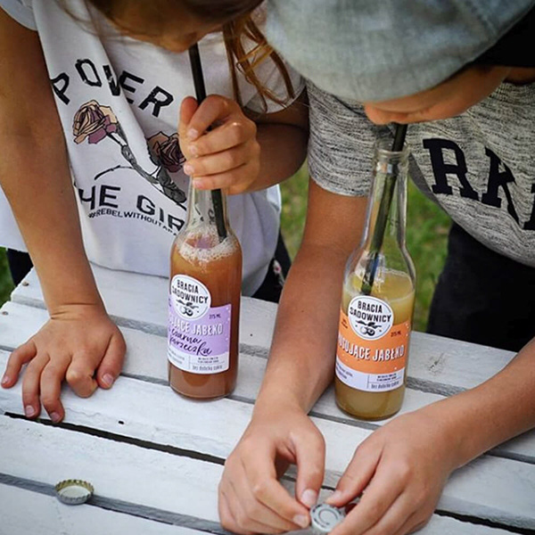 手繪藝術(shù)風(fēng)Studio Otwarte 壓榨純果汁包裝設(shè)計(jì)