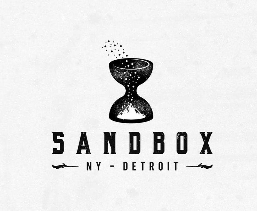 平面設(shè)計中的超現(xiàn)實主義-在沙漏中的山logo設(shè)計