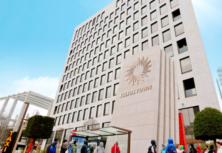 Iulius Town 商業(yè)中心品牌命名與logo設計-月桂花環(huán)