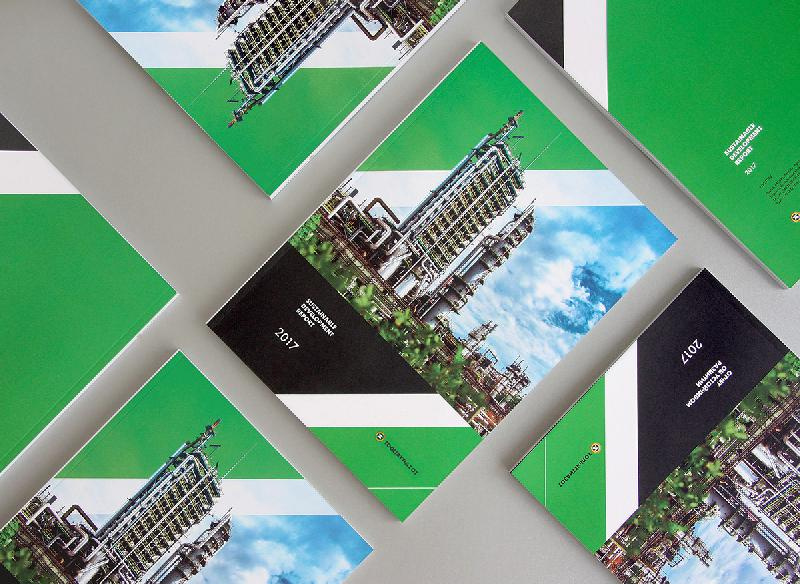 Togliattiazot 2017年企業(yè)可持續(xù)發(fā)展報告宣傳冊設(shè)計，斜杠條紋風(fēng)格