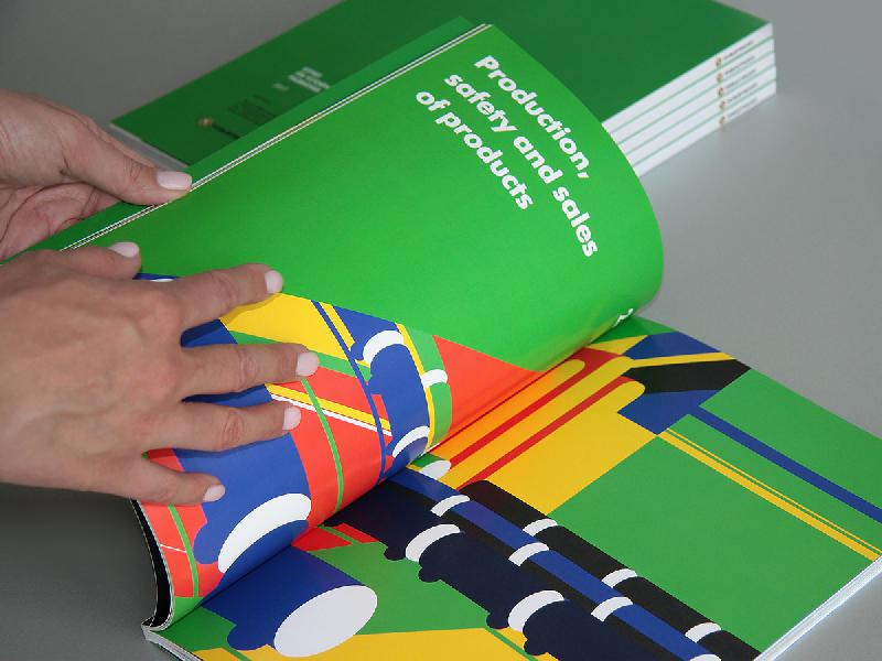 Togliattiazot 2017年企業(yè)可持續(xù)發(fā)展報告宣傳冊設(shè)計，斜杠條紋風(fēng)格