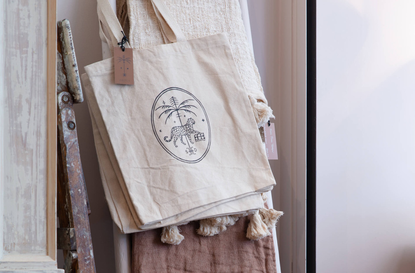 Trove 家具品牌logo設(shè)計。由豹+棕櫚樹+鑰匙組合而成