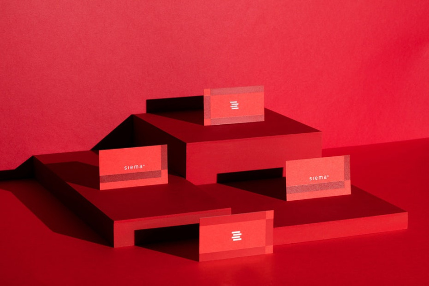 紅色品牌設(shè)計，注意白色元素在紅色背景上是如何發(fā)光的。