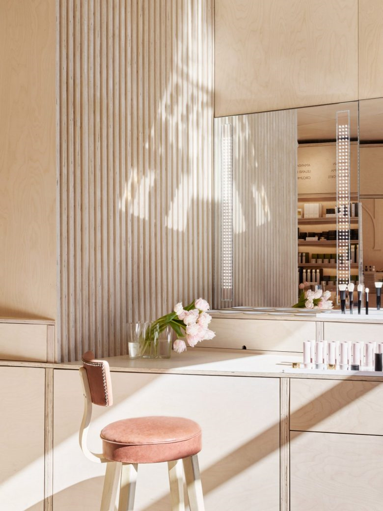 Shen美容化妝品零售店鋪空間設(shè)計，使用單一海樺木膠合板材質(zhì)營造溫暖氛圍