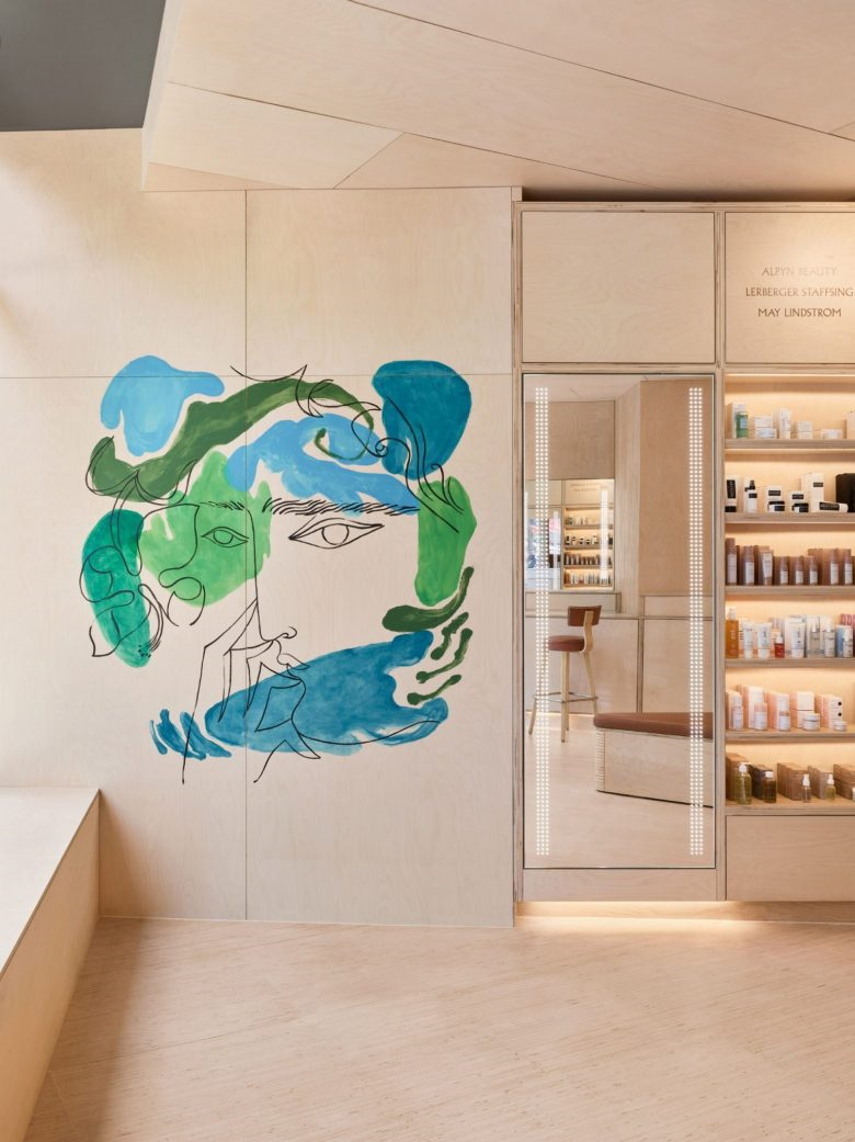 Shen美容化妝品零售店鋪空間設(shè)計，使用單一海樺木膠合板材質(zhì)營造溫暖氛圍