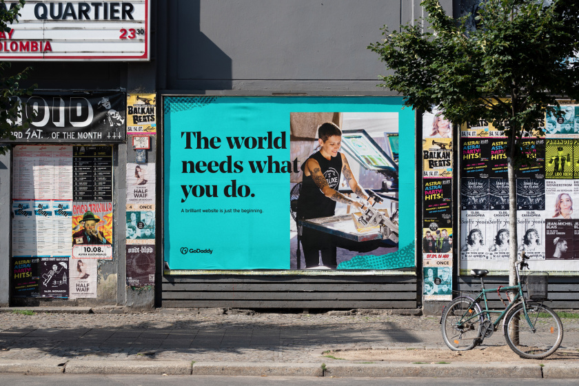 GoDaddy 域名注冊商和網(wǎng)站空間托管公司心形logo設(shè)計(jì)vi設(shè)計(jì)