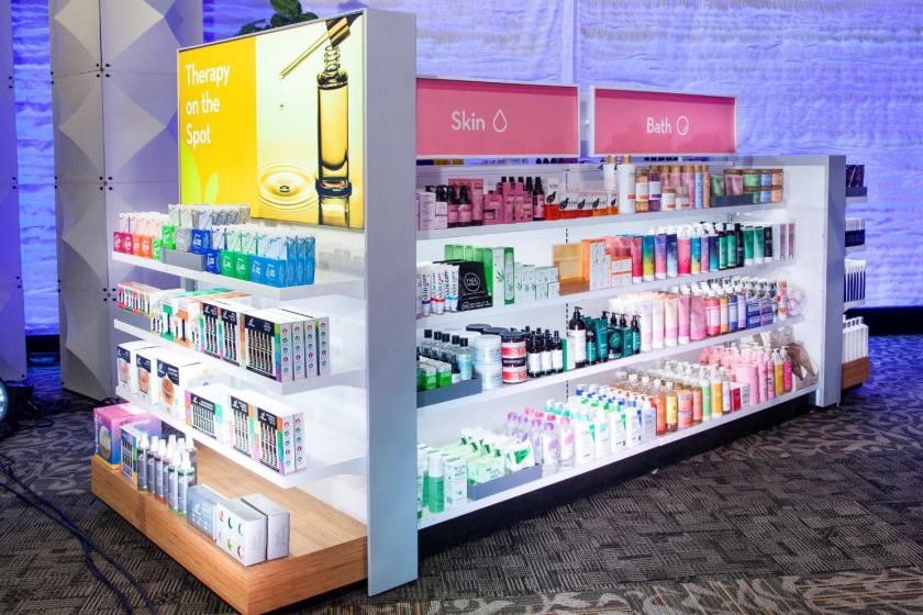 Rite Aid 藥房藥店盾牌徽章logo設(shè)計(jì)、品牌形象及店鋪設(shè)計(jì)