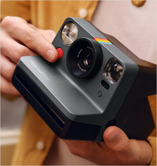 寶麗來相機(jī)公布統(tǒng)一的品牌命名與logo設(shè)計(jì)——帶有5個(gè)色條的設(shè)計(jì)