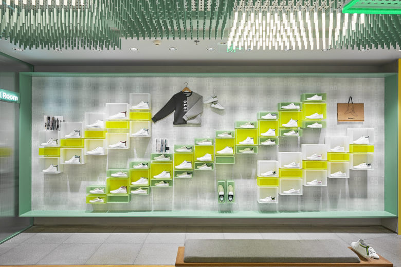 volley 休閑運(yùn)動(dòng)鞋專賣店店鋪設(shè)計(jì)，活力綠色+通透玻璃貨架設(shè)計(jì)