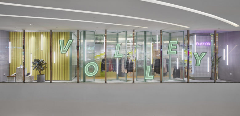 volley 休閑運(yùn)動(dòng)鞋專賣店店鋪空間設(shè)計(jì)，活力綠色+通透玻璃貨架設(shè)計(jì)