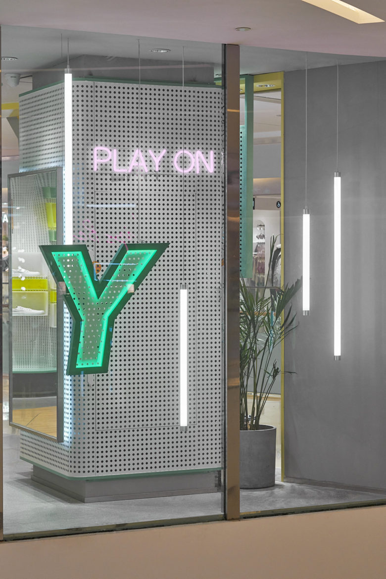 volley 休閑運(yùn)動(dòng)鞋專賣店店鋪空間設(shè)計(jì)，活力綠色+通透玻璃貨架設(shè)計(jì)