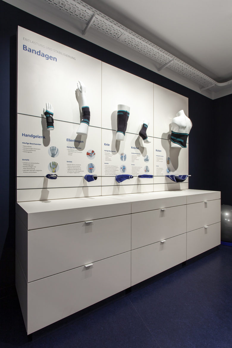 SEEGER醫(yī)療用品商店空間設(shè)計(jì)，地板墻壁的深藍(lán)色與純白色家具形成鮮明對比